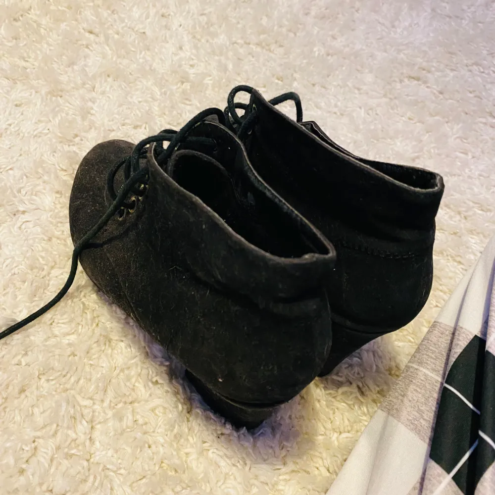Snygga svarta boots i mocka med snörning och klack. Storlek 38! Perfekta för höst och vinter, dessa boots har en stilren design som passar både till vardags och fest. De är i mycket bra skick och redo att användas direkt. Ett måste för garderoben!. Kengät.