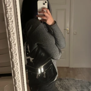 Handväska - Inga skador, knappt använd och känner ej till behov av den, står ej för frakt. Köpt för 1500kr 