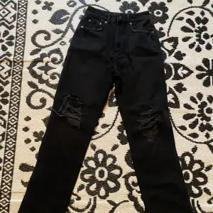 Svarta jeans med hål, straight och highwaist 🖤använda Max 3 gånger