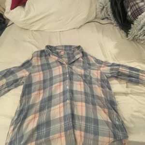 Rutig skjorta från Victoria's Secret - Säljer en superfina rutig pyjamas sett från Victoria's Secret i mjukt material. Pyjamasen har en avslappnad passform med långa ärmar och knappar framtill med ett par mjuka långa pyjamas byxor. Perfekt för en mysig hemmakväll eller sommarens lata dagar. 💙