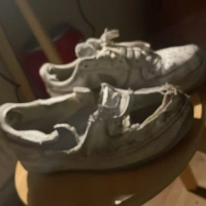 Vita air force 10/10 skick aldrig använda - Säljer ett par tvär feta air force x Christian loubetins limited Edition super rare köpta för 10000 men säljer för riktigt bra pris. Oanvända 