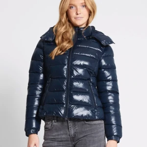 Pufferjacka - Helt ny puffar jacka från lager 157. Säljer den åt min syster pga fel storlek 