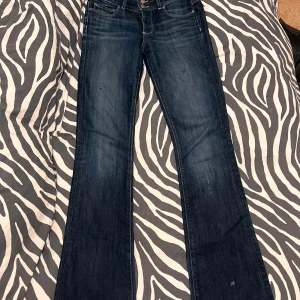  bootcut jeans från Paige - Säljer ett par snygga mörkblå bootcut jeans från Paige i storlek 24. De är i bra skick och har en klassisk femficksdesign. Perfekta för både vardag och fest! 🕺👖har små fläckar men tvättas nog bort!💕