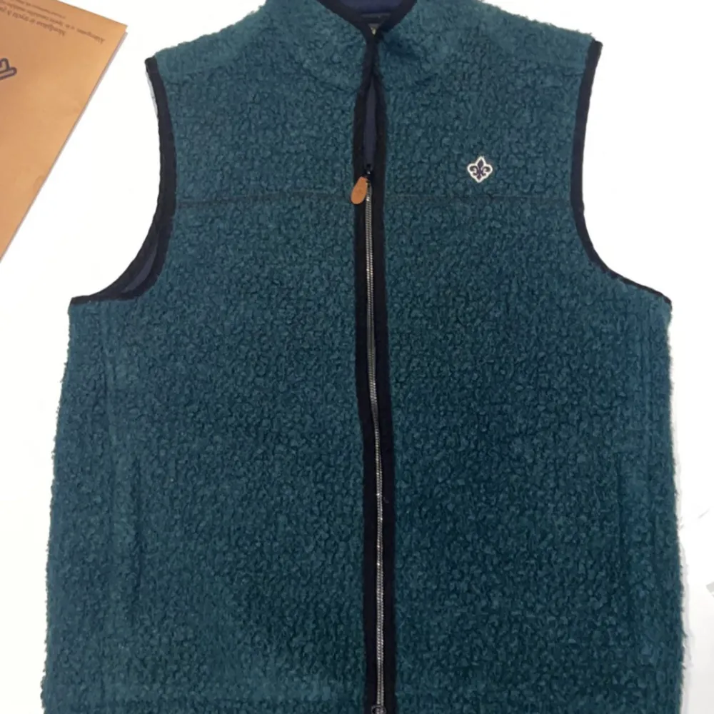 Morris fleece/ull väst, ingen plastfleece som patagonia. slutsåld överallt i färgen ”emerald green” köpt för 2000. Jackor.