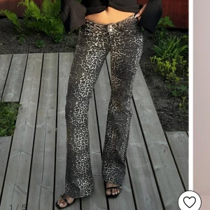 Leopardmönstrade bootcut byxor - Säljer ett par snygga leopardmönstrade byxor i bootcut-stil. De är perfekta för en utekväll eller när du vill sticka ut lite extra. Byxorna har en normal passform och är i mycket bra skick. De är både bekväma och trendiga! storlek 38 men sitter som en 34/36