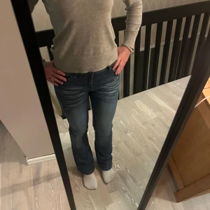 Lågmidjade utsvängda jeans - Jätte snygga jeans från lee! I L32, sitter som en S! Modellen är 165 men kom privat för mått eller frågor!💞