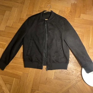 Bomberjacka - Bomberjacka av okänt märke. Storlek M i sammet/alkantara material. Använd 3 gånger. Pris kan diskuteras.