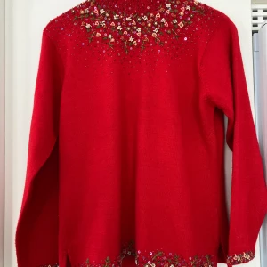 Röd stickad tröja från Dahongmen - Säljer en superfin röd stickad tröja från Dahongmen. Den har ett vackert broderat blommönster med paljetter runt halsen och nederkanten. Perfekt för att lysa upp vinterdagarna! Tröjan är långärmad och känns riktigt mysig. Passar perfekt till jul eller andra festliga tillfällen. 🌺✨