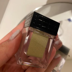 Grön glittrig ögonskugga från Make Up Store - Snygg grön glittrig ögonskugga från Make Up Store. Perfekt för att skapa en dramatisk look med lite extra bling. Kommer i en stilren fyrkantig förpackning med svart lock. Perfekt för fest eller en utekväll!