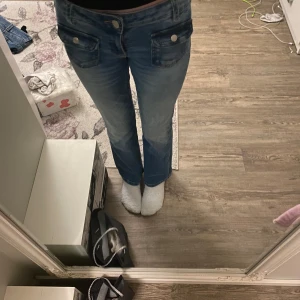 Blå jeans med fickdetaljer - Säljer ett par snygga blå jeans från gina, dom är bootcut och säljer pågrund av att dom är försmå. Inte så använda och super snygga. Skriv innan ni köper!🩵🩵