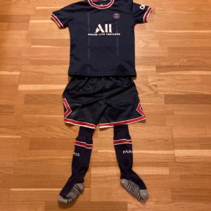 Psg fotbollsset. - Psg fotbollsset med mbappe nr.7 på ryggen. Gamla hemmastället i storlek ca 150-160.  200 kr ink frakt.