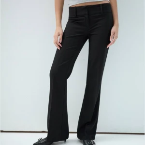 Lågmidjade kostymbyxor  - Snygga lågmidjade kostymbyxor, säljer då dom inte passar, slutsålda i 32