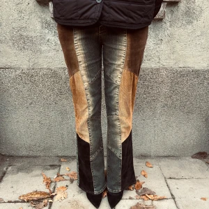 Unika jeans  - Second Chance Uf. Lågmidjade jeans med coolt, unikt mönster😍