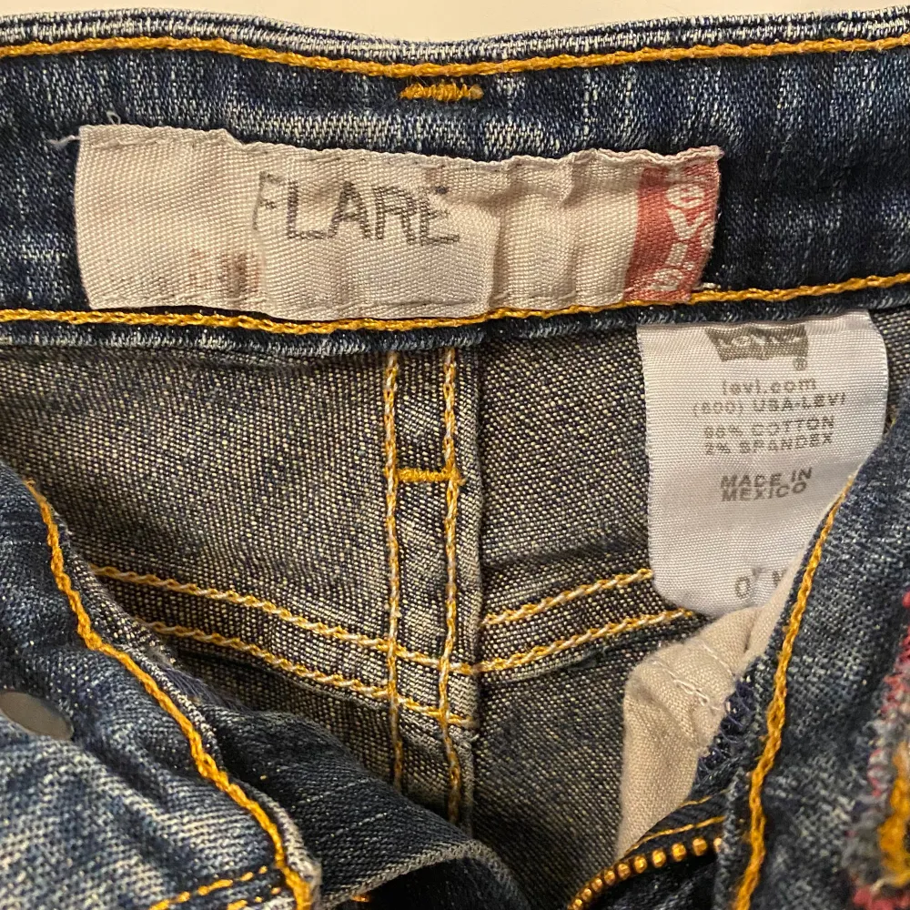 Säljer ett par snygga blå flare jeans från Levi's. De har en klassisk femficksdesign och är i mycket bra skick. Det står ingen storlek i jeansen men jag skulle gissa på xs/32. Säljer för att de var för små för mig ich jag är 160. Hör av dig vid intresse eller frågor!🩷. Jeans & Byxor.