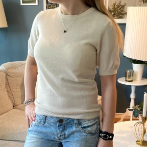 Soft Goat  - Superskön t-shirt i 100% Kashmir från Soft Goat.  Använd en hel del men är fortfarande i bra skick, lite extra sliten under armhålorna men inget som märks vid användning. Inte nopprig och inga hål eller liknande. Nypris 2299kr 💖