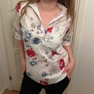 Blommig topp med spetsdetaljer - Så fin blommig topp/blus/skjorta med spets, perfekt att sova i. 