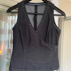 Söt fest-topp💙 - Jättefin festlig topp som är lite corsettliknande i stilen. Knappt använd!