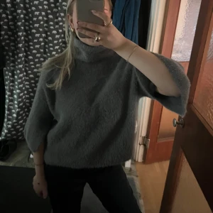 Fluffig tröja med trekvartsärmar  - Så mysig !! Har en polokrage och små slitsar i ärmarna 🧸 sticks ej!