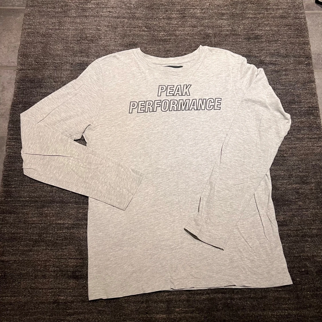 Grå långärmad tröja från Peak Performance