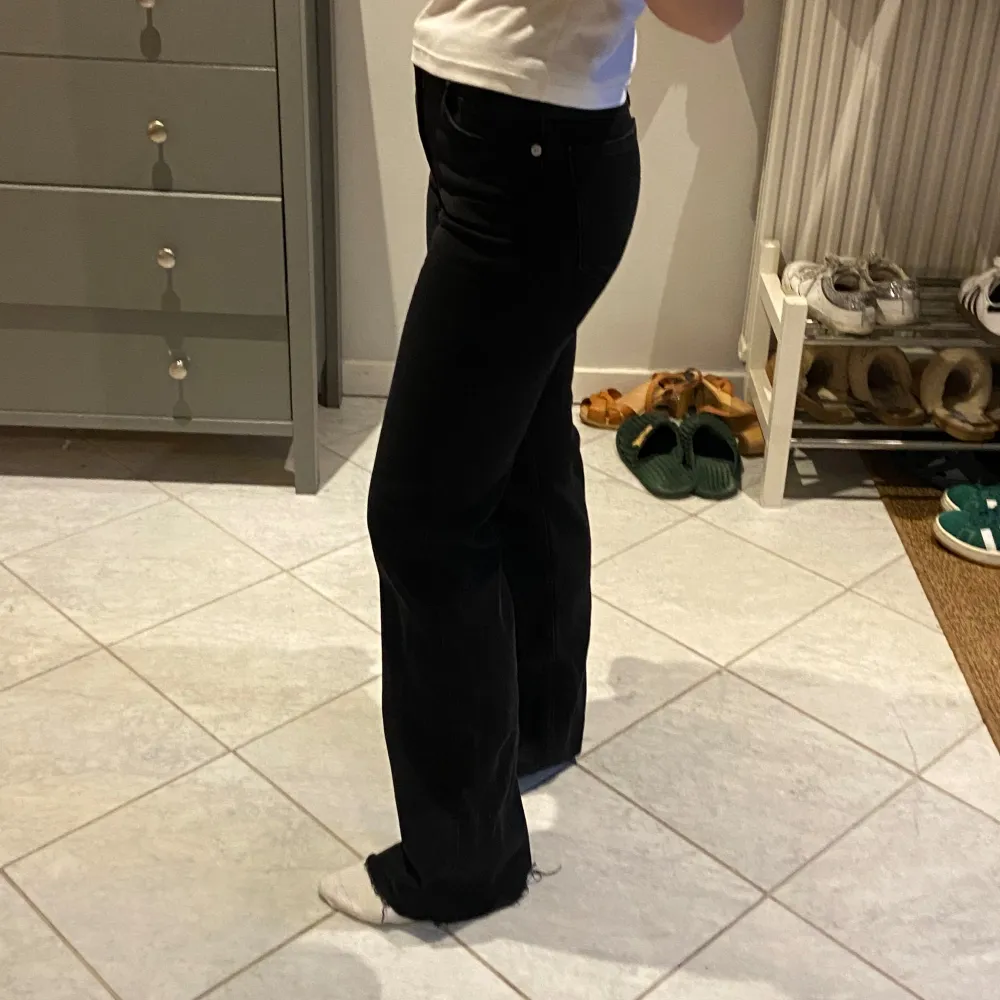 Säljer dessa jättefina svarta midwaist raka/bootcut jeans från Mango med råa kanter. Säljes pga att jag råkade köpa dubbelt. De är aldrig använda så skicket är superbra!. Farkut & Housut.