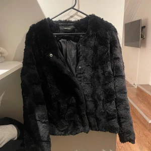 svart fluffig jacka - jättefin och skön jacka från vero moda som jag nu säljer! det är lite mindre i storleken så den passar mig som vanligtvis är en S-M 🥰