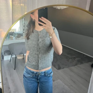 Stickad t-shirt kofta - Bra skick knappt använd🎀