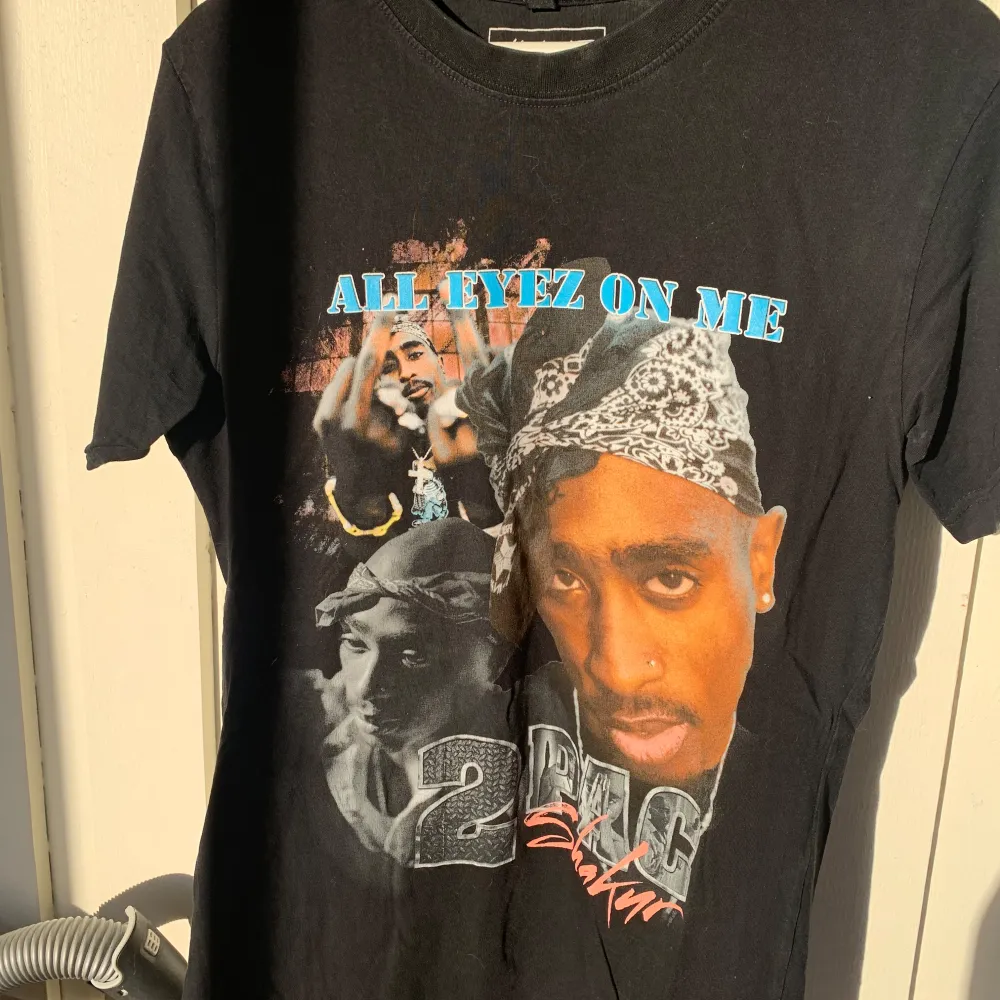 Säljer en riktigt skön svart T-shirt från Mister Tee med ett stort tryck av 2Pac och texten 'All Eyez On Me'. T-shirten är i väldigt bra skick och har använts väldigt få gånger, säljer just för att den inte kommit till användning. ❤️. T-shirts.