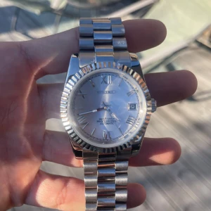 Seiko mod  - Seiko datejust mod 36 mm med vit urtavla. Denna klocka är en fräsch detalj till en vardags outfit och passar till alla tillfällen, klockan är automatisk och vattentät. Vår custom box medföljer. Pris kan diskuteras hör av er vid funderingar⏱️✨