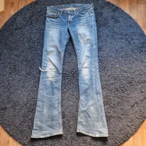 Sköna flares ifrån hysteric glamour, köpta här på plick men sitter ej som jag vill, (gamla ägarens bilder) måtten: midja 40cm, innerben längd 78cm, ben öppning 22cm och lår 22cm. skicka offers can let go for steal