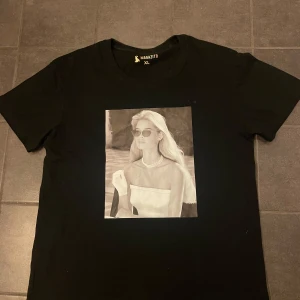 Snygg t shirt med tryck  - Svart t shirt i storlek m herr. Helt ny, egendisagnd. Pris 89 kr 