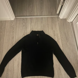 Colmar half zip - Säljer min colmar som är i fint skick, som ej är använd så mycket. Storlek Medium. Nypris 2200kr