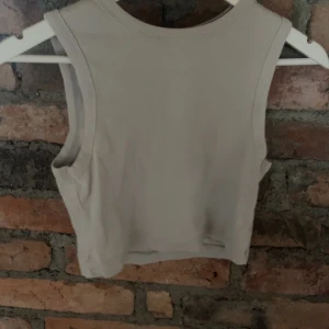 Ljus grön ribbad linnetopp från H&M - Säljer en ljus grön ribbad linnetopp från H&M i storlek M. Toppen är ärmlös och har en enkel, stilren design som passar perfekt till sommaren. Den är i mycket bra skick och kan enkelt matchas med olika outfits. Perfekt för både vardag och fest!