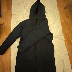 svea hourglass puffer jacket 🩷 - säljer en jacka från SVEA. köpt för 3000 förra året men sparsamt använd. inga defekter och tvättar den såklart innan jag skickar 🩷 den är jättevarm och gosig, perfekt för vintern. något längre modell. skriv om du vill ha fler bilder 💞