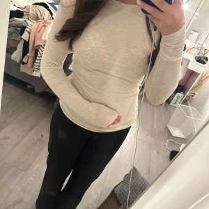 Intimissimi tröja - Jätte fin intimissimi tröja i nyskick, så himla fin och skön men kommer tyvärr inte till användning, det är svårt att se på bild, men den är lite glittrig💗 storlek M, men passar mig som vanligtvis har S