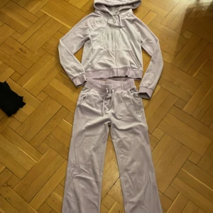 Juciy set - Säljer detta lila Juciy sett där det står Juciy back på rumpan med glitter, det går att köpa dom separat det är storlek xs på byxorna men passar xs och storlek S på tröja men passar även xs, säljer dom för 450kr styck. Perfekt i julklapp
