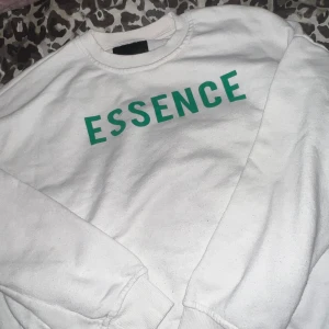 Tröja - Vit tröja från lager157 strl M. Den är lite nopprig men annars fräsch. 