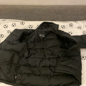 Haglösf - Jacka är för liten den håller rikigt varmt den är ej sönder och håller bra till vinter!