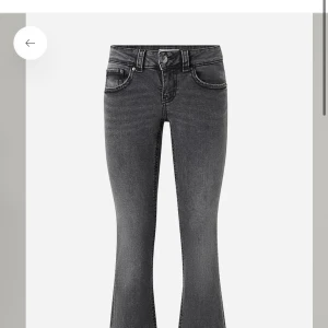 Grå low waisted bootcut jeans - Säljer ett par snygga grå bootcut jeans i bra skick. Dessa är low Waisted och mörkgråa. De är jätte sköna och snygga men de är för stora på mig. Hade dock rekommenderat att gå upp en storlek i dessa.