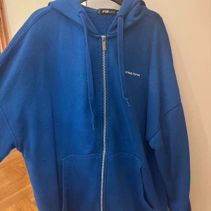 Blå zip up från New Yorker - Säljer en snygg blå hoodie från New Yorker i storlek XS. Använd men i bra skick!