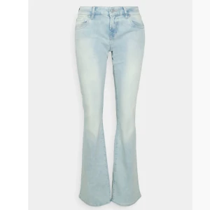 LTB jeans - Säljer dessa snygga LTB jeansen som knappt är använda. Liten defekt på ena benet längst ner på byxorna (sista bilden) annars som nya.💕 Säljer pågrund av att dom inte används. Nypris: 829kr säljer för 400kr. Skriv för fler bilder!🥰