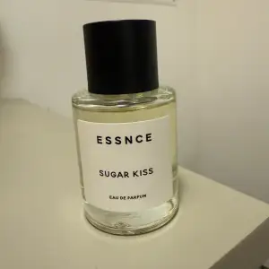 Säljer en elegant och stilren flaska av Essnce Sugar Kiss Eau de Parfum. 