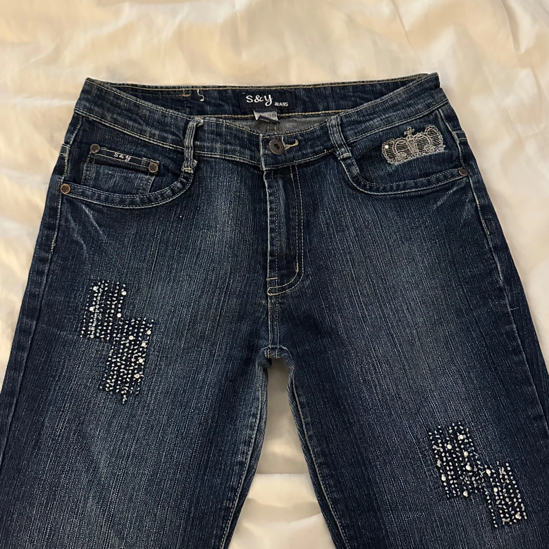 Blå jeans med broderade kronor - 91