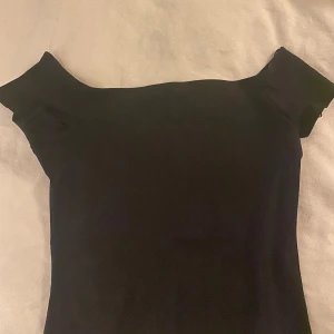Off sholder topp  - Off shoulder topp aldrig använd, i storlek m men passar mindre