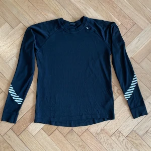 Underställströja av märket Helly Hansen.  - Storlek 176/16. Nyskick. 100 procent polypropylen. 