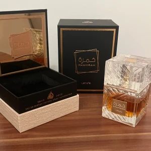 Khamrah Eau de Parfum från Lattafa - Säljer en lyxig Khamrah Eau de Parfum från Lattafa. Passar perfekt för kylig vinter. Flaskan är elegant med ett kristalliknande mönster och gyllene detaljer. Den kommer i en stilren svart och guld kartong. Perfekt för den som vill ha en sofistikerad doftupplevelse. Flaskan rymmer 100 ml. Ca 70ml kvar.