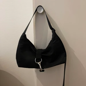 Väska - Liten axelväska/handväska från Weekday med justerbart axelband. Nyskick & oanvänd.