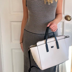 Oanvänd vit väska från zara - Helt simvänner vit väska från zara med svarta detaljer. Passar perfekt som mindre skolväska eller att göra ärenden med. Axelband, dragkedja, innerfack! Kan skicka fler bilder. Bra julklapps tips till syster eller dotter 