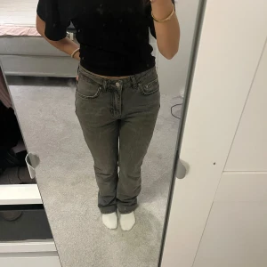 Grå jeans - Säljer gråa jeans i storlek XS. Modellen på jeansen är straight men är insydda till bootcut. De är lite för långa för mig som är 158 cm. De är i mycket bra skick💕