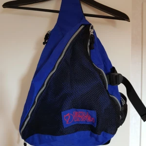 Retro fjällräven ryggsäck  - En Retro fjällräven "ryggsäck" i otroligt fint skick! Köpte den second hand men har inte använt den själv.  Den sitter inte som en vanlig ryggsäck utan den sitter som en "crossbody" väska.   Hund och katt finns i hemmet.