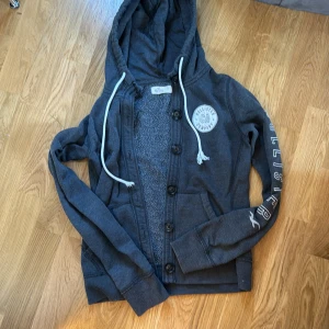 Hollister kofta - Bra skick, den var köpt i 2010 